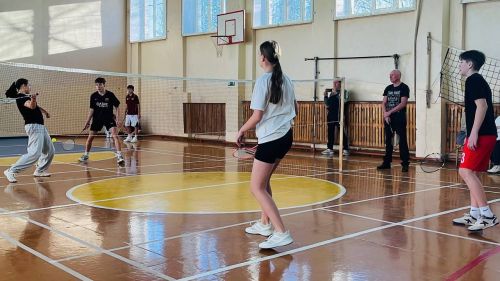 Юные нурлатцы разыграли ракетки: в школе №3 завершились бадминтонные баталии