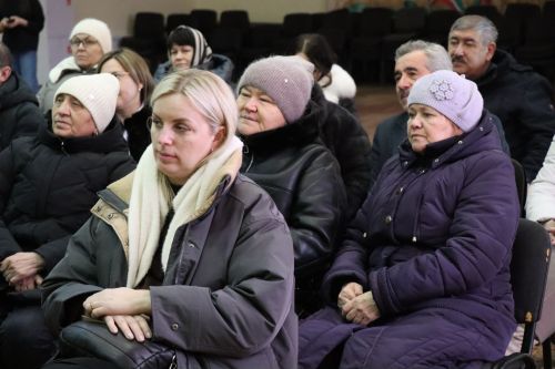 Дамир Ишкинеев во время сходов граждан вручил нурлатцам сертификаты на доильные аппараты