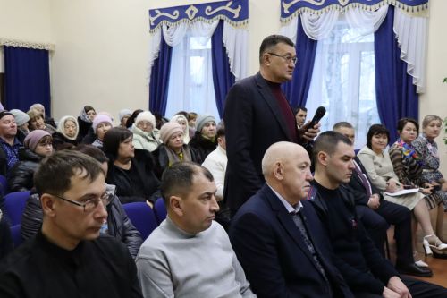 Дамир Ишкинеев во время сходов граждан вручил нурлатцам сертификаты на доильные аппараты