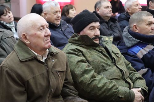 Дамир Ишкинеев во время сходов граждан вручил нурлатцам сертификаты на доильные аппараты