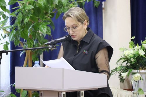 Дамир Ишкинеев во время сходов граждан вручил нурлатцам сертификаты на доильные аппараты