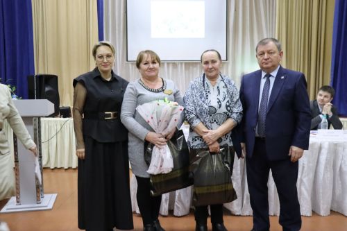 Дамир Ишкинеев во время сходов граждан вручил нурлатцам сертификаты на доильные аппараты