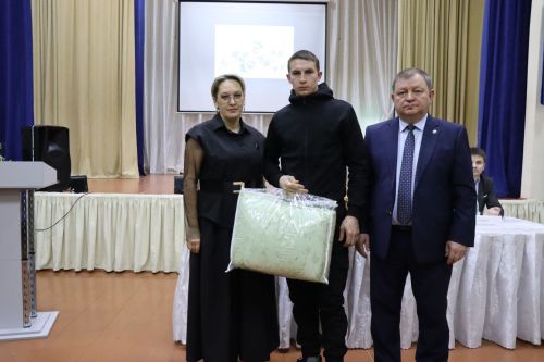 Дамир Ишкинеев во время сходов граждан вручил нурлатцам сертификаты на доильные аппараты