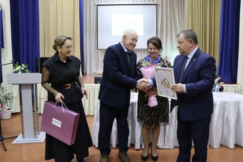 Дамир Ишкинеев во время сходов граждан вручил нурлатцам сертификаты на доильные аппараты