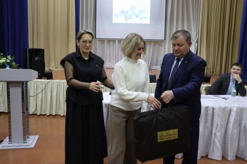 Дамир Ишкинеев во время сходов граждан вручил нурлатцам сертификаты на доильные аппараты