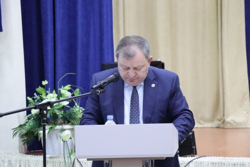 Дамир Ишкинеев во время сходов граждан вручил нурлатцам сертификаты на доильные аппараты