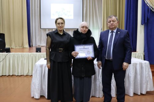 Дамир Ишкинеев во время сходов граждан вручил нурлатцам сертификаты на доильные аппараты