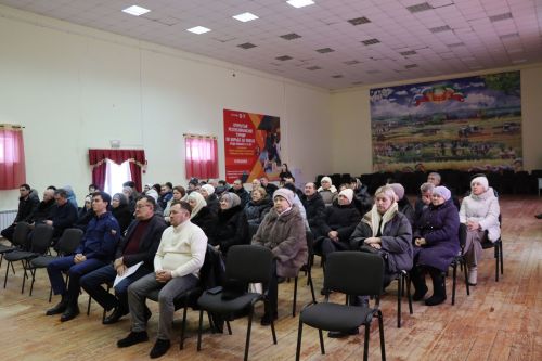 Дамир Ишкинеев во время сходов граждан вручил нурлатцам сертификаты на доильные аппараты