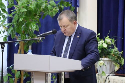 Дамир Ишкинеев во время сходов граждан вручил нурлатцам сертификаты на доильные аппараты