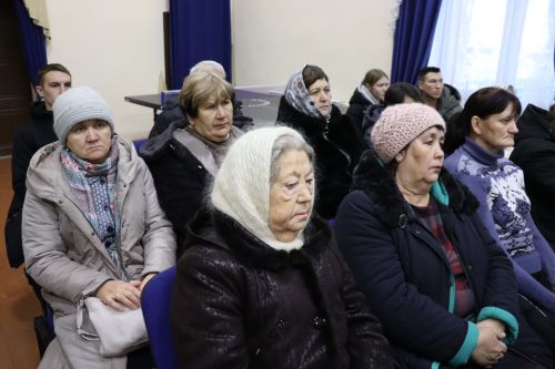 Дамир Ишкинеев во время сходов граждан вручил нурлатцам сертификаты на доильные аппараты