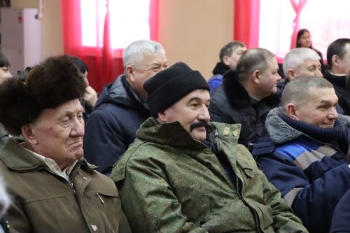 Дамир Ишкинеев во время сходов граждан вручил нурлатцам сертификаты на доильные аппараты