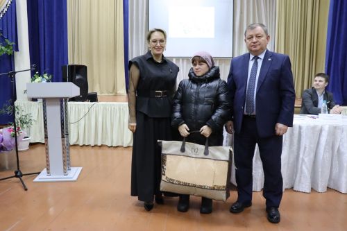 Дамир Ишкинеев во время сходов граждан вручил нурлатцам сертификаты на доильные аппараты