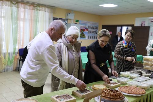 Дамир Ишкинеев во время сходов граждан вручил нурлатцам сертификаты на доильные аппараты