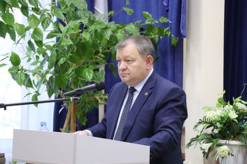 Дамир Ишкинеев во время сходов граждан вручил нурлатцам сертификаты на доильные аппараты