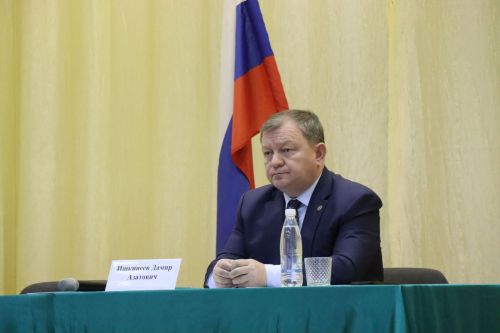 Дамир Ишкинеев во время сходов граждан вручил нурлатцам сертификаты на доильные аппараты