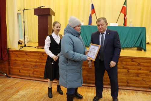 Дамир Ишкинеев во время сходов граждан вручил нурлатцам сертификаты на доильные аппараты