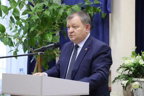 Дамир Ишкинеев во время сходов граждан вручил нурлатцам сертификаты на доильные аппараты
