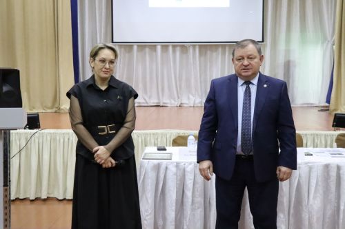 Дамир Ишкинеев во время сходов граждан вручил нурлатцам сертификаты на доильные аппараты
