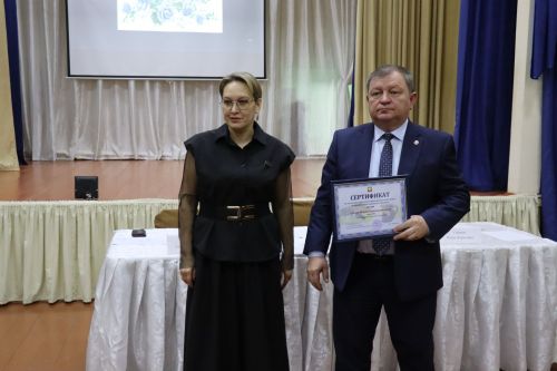 Дамир Ишкинеев во время сходов граждан вручил нурлатцам сертификаты на доильные аппараты