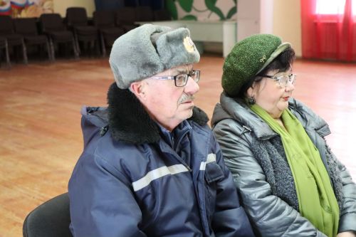Дамир Ишкинеев во время сходов граждан вручил нурлатцам сертификаты на доильные аппараты