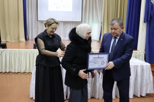 Дамир Ишкинеев во время сходов граждан вручил нурлатцам сертификаты на доильные аппараты