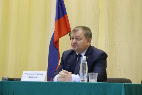 Дамир Ишкинеев во время сходов граждан вручил нурлатцам сертификаты на доильные аппараты