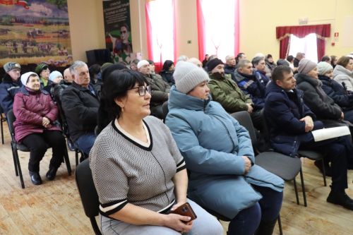 Дамир Ишкинеев во время сходов граждан вручил нурлатцам сертификаты на доильные аппараты