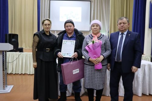 Дамир Ишкинеев во время сходов граждан вручил нурлатцам сертификаты на доильные аппараты