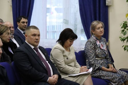 Дамир Ишкинеев во время сходов граждан вручил нурлатцам сертификаты на доильные аппараты