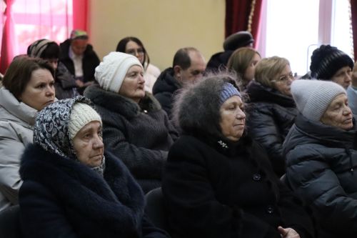 Дамир Ишкинеев во время сходов граждан вручил нурлатцам сертификаты на доильные аппараты