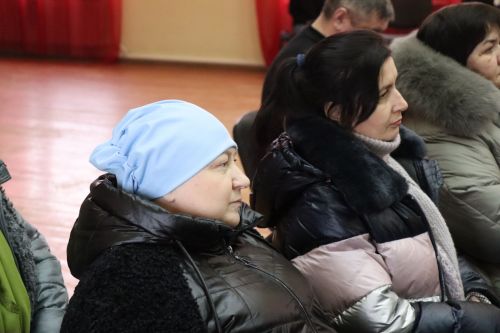 Дамир Ишкинеев во время сходов граждан вручил нурлатцам сертификаты на доильные аппараты