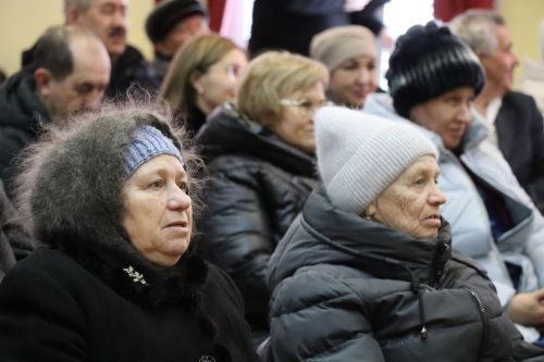 Дамир Ишкинеев во время сходов граждан вручил нурлатцам сертификаты на доильные аппараты