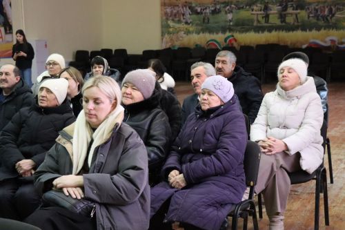 Дамир Ишкинеев во время сходов граждан вручил нурлатцам сертификаты на доильные аппараты