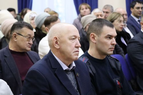 Дамир Ишкинеев во время сходов граждан вручил нурлатцам сертификаты на доильные аппараты