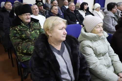 Дамир Ишкинеев во время сходов граждан вручил нурлатцам сертификаты на доильные аппараты