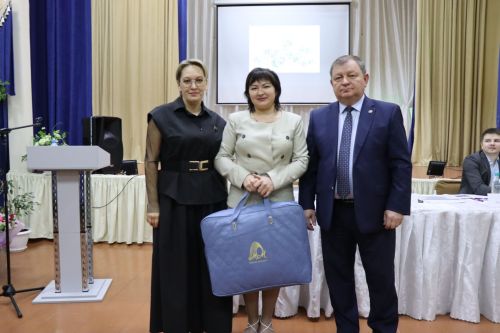 Дамир Ишкинеев во время сходов граждан вручил нурлатцам сертификаты на доильные аппараты