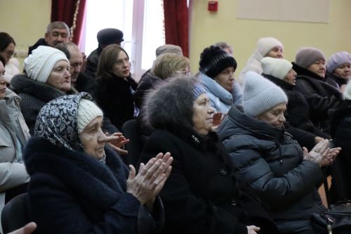 Дамир Ишкинеев во время сходов граждан вручил нурлатцам сертификаты на доильные аппараты