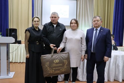 Дамир Ишкинеев во время сходов граждан вручил нурлатцам сертификаты на доильные аппараты