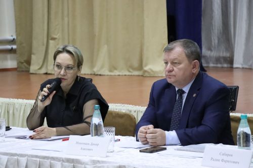 Дамир Ишкинеев во время сходов граждан вручил нурлатцам сертификаты на доильные аппараты