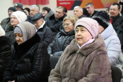 Дамир Ишкинеев во время сходов граждан вручил нурлатцам сертификаты на доильные аппараты