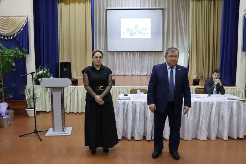 Дамир Ишкинеев во время сходов граждан вручил нурлатцам сертификаты на доильные аппараты