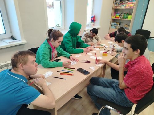 Открытка к празднику: молодые люди с ОВЗ Нурлата создали вдохновляющую стенгазету