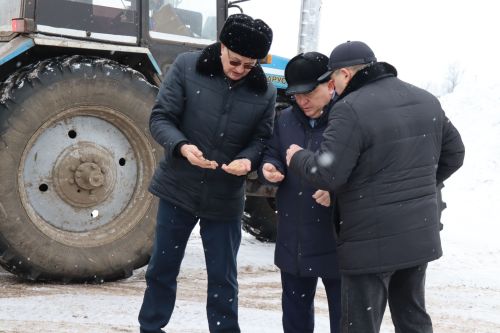 Глава Нурлатского района оценил уникальный опыт «Агрофирмы 15» по хранению сои