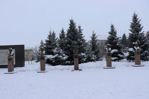Пример служения Родине: на Аллее славы прошел урок мужества для школьников