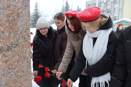 Пример служения Родине: на Аллее славы прошел урок мужества для школьников