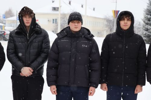 Пример служения Родине: на Аллее славы прошел урок мужества для школьников