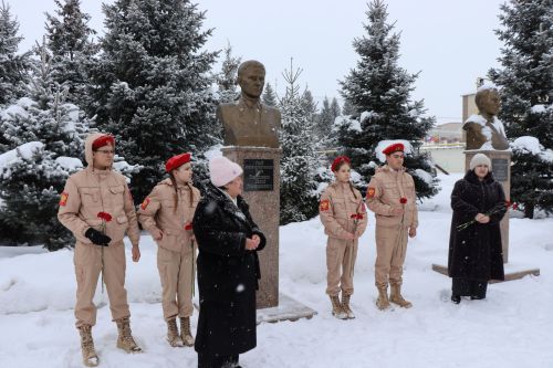 Пример служения Родине: на Аллее славы прошел урок мужества для школьников