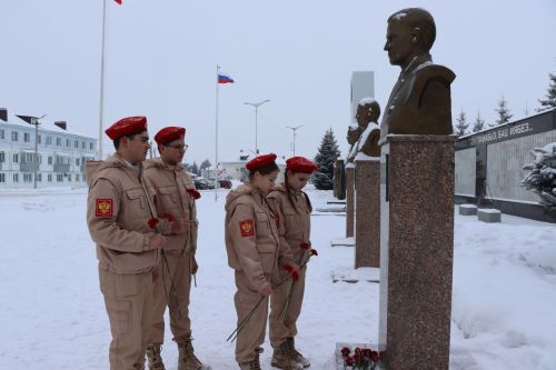 Пример служения Родине: на Аллее славы прошел урок мужества для школьников