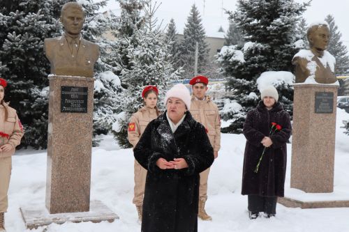 Пример служения Родине: на Аллее славы прошел урок мужества для школьников