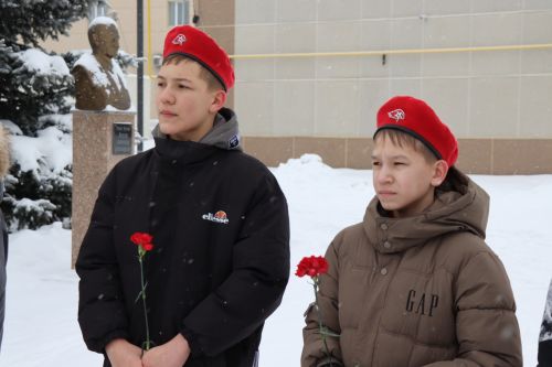Пример служения Родине: на Аллее славы прошел урок мужества для школьников